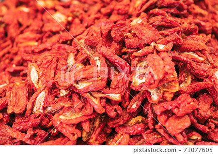 Full frame of sun dried Italian tomatoes at the grocery market (Selective focus) Full frame of sun dried Italian tomatoes at the grocery market (Selective focus) 71077605