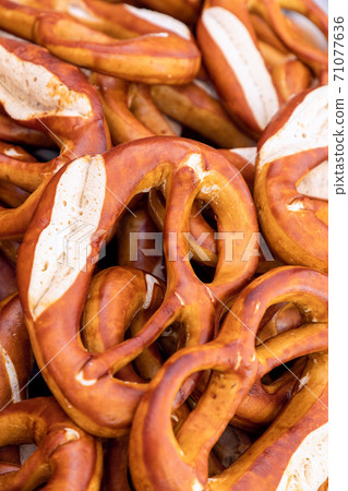 Freshly baked rustic Italian bagels at a Sunday food market in Italy 71077636