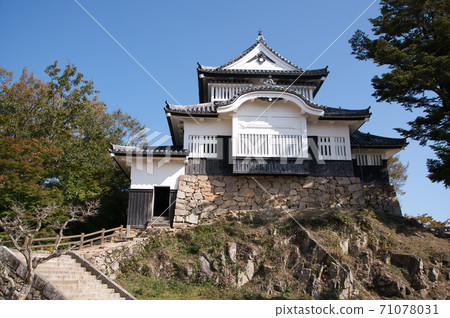 [Japan's Top 100 Castles] The existing castle tower and blue sky at the highest point in Japan at Bitchu Matsuyama Castle, Takahashi City, Okayama Prefecture 71078031