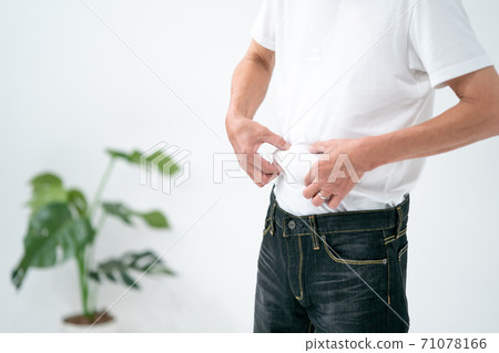 捏奢侈肉的高級男性部位 71078166