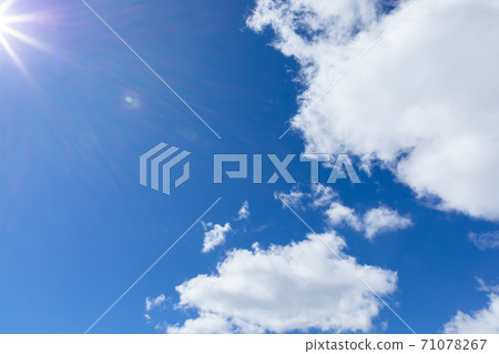 The rays of the sun on blue sky with cumulus clouds The rays of the sun on blue sky with cumulus clouds 71078267