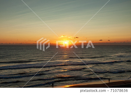 Sunrise and seascape of anglers [Dawn on the horizon] 71078636