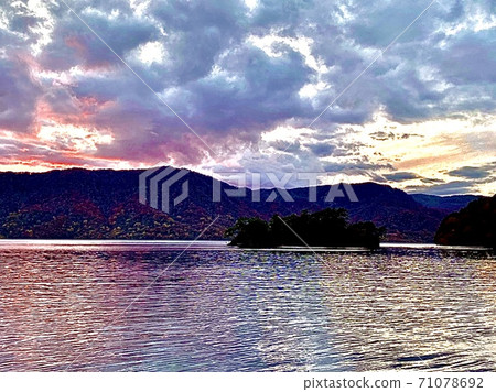 在夕陽下染上美麗的湖面陰影 在夕陽下染上美麗的湖面陰影 71078692