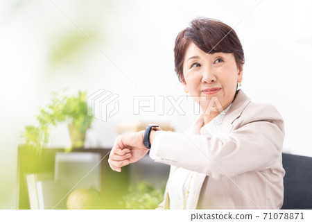 Business woman smart watch 71078871