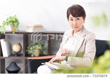 Business woman smart watch 71078874