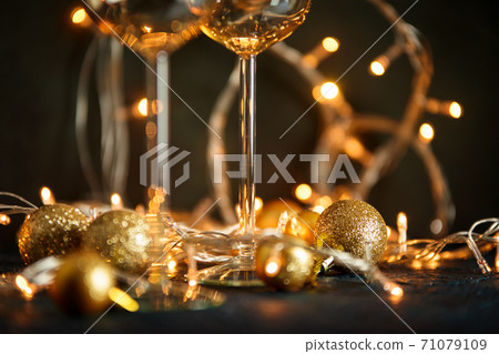 Glasses for wine and golden Christmas balls 71079109