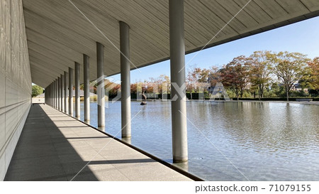 Passage to the entrance of Sagawa Art Museum 71079155