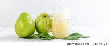 芭樂 果汁 番石榴 木頭 背景 飲料 水果 冷飲 喝 節食 玻璃杯 鮮果奶昔 健康 新鮮 熱帶 71079371