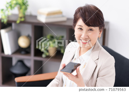 Business scene voice input smartphone Business scene voice input smartphone 71079563