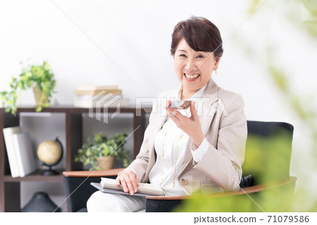 Business scene voice input smartphone 71079586