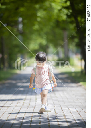Girl going to kindergarten Girl going to kindergarten 71082452