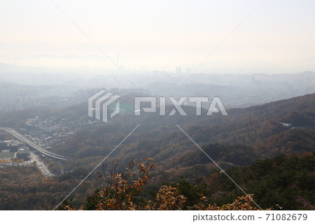Bukhansan, national park, maple leaves, autumn Bukhansan, national park, maple leaves, autumn 71082679