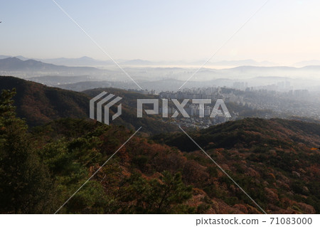 Bukhansan National Park. Autumn foliage. 71083000