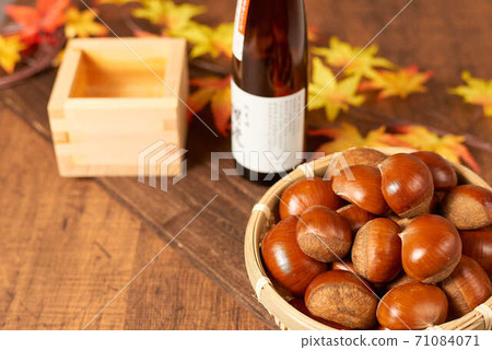 秋天的落葉和秋天的味道 71084071