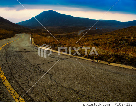 Let's go down the mountain and go home 71084133