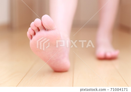 5 year old barefoot girl 71084171