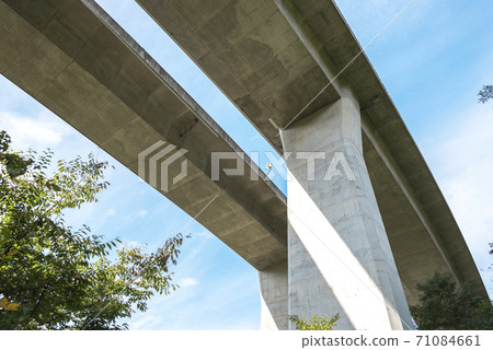 Highway pier 71084661