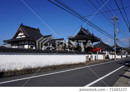 Cityscape of the Josai district of Tsuyama City recommended as a national important traditional buildings preservation district: Myoshoji Temple Cityscape of the Josai district of Tsuyama City recommended as a national important traditional buildings preservation district: Myoshoji Temple 71085237