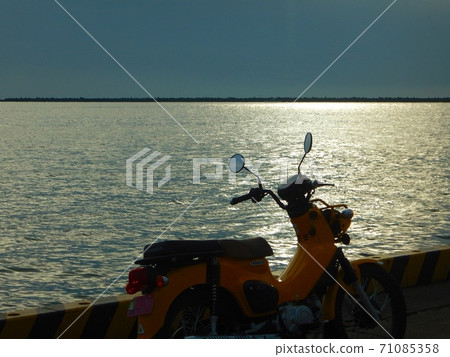 Go to the wharf with a cross cub to see the evening view 71085358