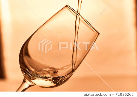 Wine glass and water movement 71086265