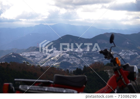 Winter: Looking at the Kinokawa Plain from Wakayama Prefectural Road 61 71086290