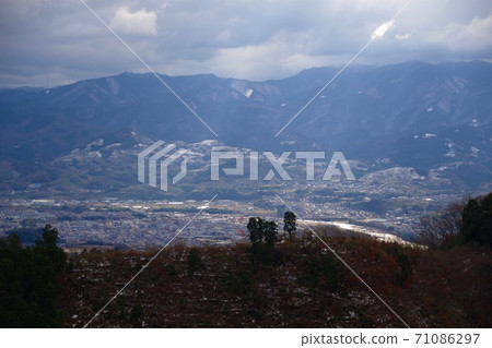Winter: Looking at the Kinokawa Plain from Wakayama Prefectural Road 61 71086297