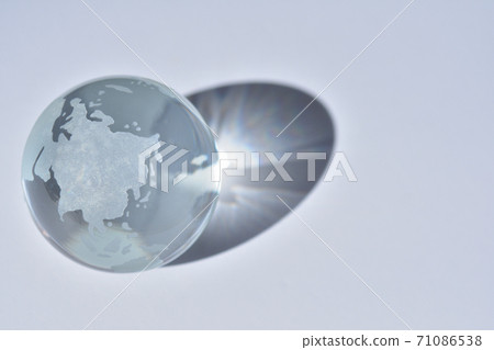 光照射到玻璃製成的泥土雕像中 71086538