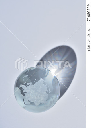 光照射到玻璃製成的泥土雕像中 71086539