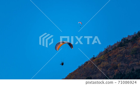 Paragliding spectacular flight 71086924
