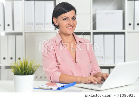 Close-up portrait of young businesswoman working in office 71086925