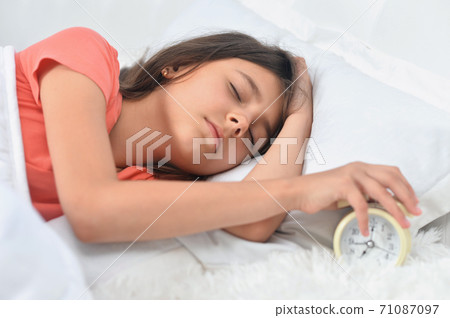 Cute little girl waking up in bed Cute little girl waking up in bed 71087097
