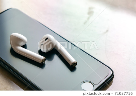 白色無線耳機和智能手機 71087736