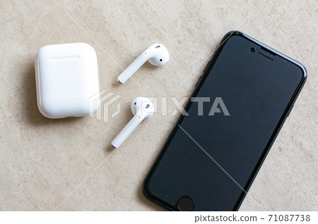 白色無線耳機和智能手機 71087738