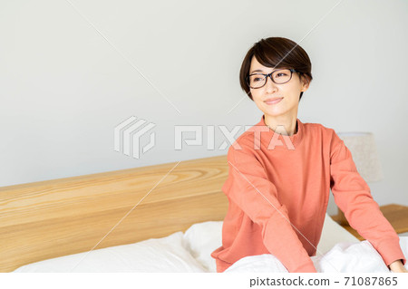 Women wake up bed lifestyle 71087865