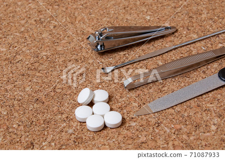 Nail clippers, health care, tablets, swallows, files, tweezers, medicine, medicine, hygiene, earpicks 71087933