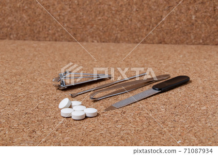 Nail clippers, health care, tablets, swallows, files, tweezers, medicine, medicine, hygiene, earpicks 71087934