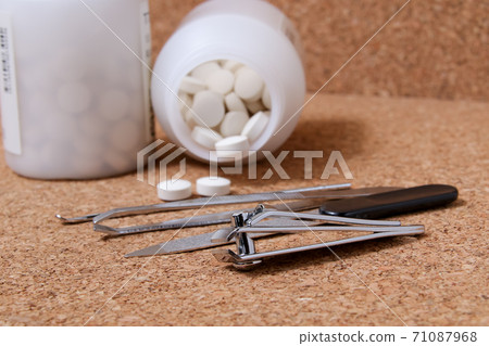 Nail clippers, health care, tablets, swallows, files, tweezers, medicine, medicine, hygiene, earpicks Nail clippers, health care, tablets, swallows, files, tweezers, medicine, medicine, hygiene, earpicks 71087968