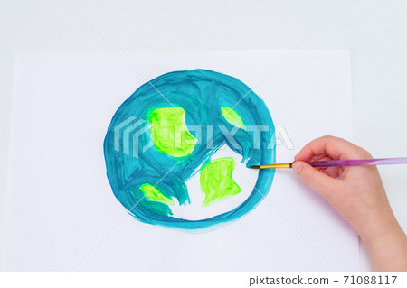 Little girl is drawing earth. 71088117
