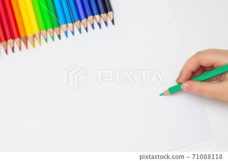 Kid is drawing on white blank paper. 71088118