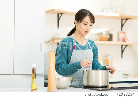 烹調在廚房裡的一位小姐 71088254