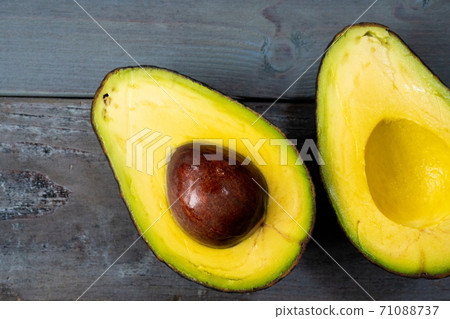 Avocado cross section 71088737