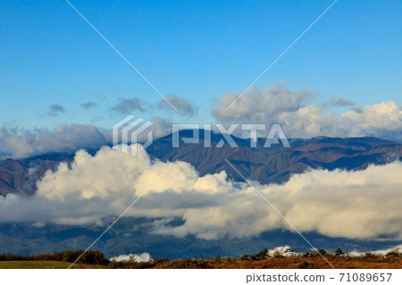 Blue sky, white clouds and mountains on the highlands of autumn 71089657