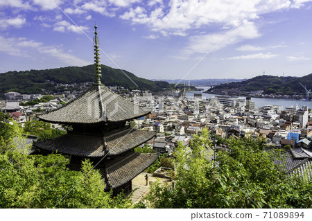 天寧寺三重寶塔和廣島縣大道市大道的街道 天寧寺三重寶塔和廣島縣大道市大道的街道 71089894