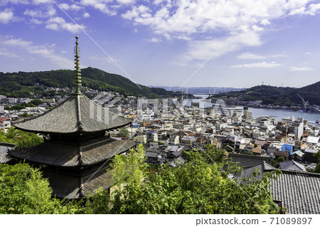 天寧寺三重寶塔和廣島縣大道市大道的街道 天寧寺三重寶塔和廣島縣大道市大道的街道 71089897