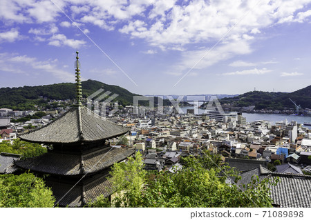 天寧寺三重寶塔和廣島縣大道市大道的街道 天寧寺三重寶塔和廣島縣大道市大道的街道 71089898