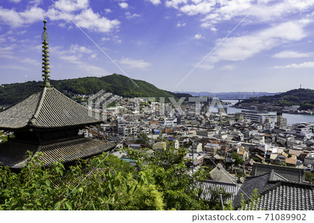 天寧寺三重寶塔和廣島縣大道市大道的街道 71089902