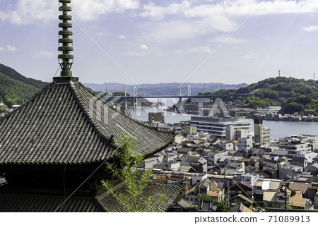 天寧寺三重寶塔和廣島縣大道市大道的街道 天寧寺三重寶塔和廣島縣大道市大道的街道 71089913