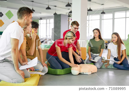 young woman ask question how to save life by instructor young woman ask question how to save life by instructor 71089995