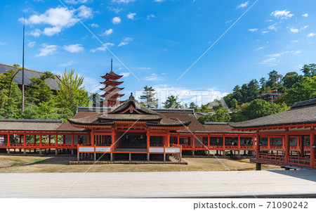 Itsukushima Shrine customer shrine shrine and five-storied pagoda Itsukushima Shrine customer shrine shrine and five-storied pagoda 71090242