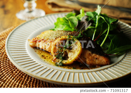 三文魚檸檬黃油慕尼爾 三文魚檸檬黃油慕尼爾 71091317